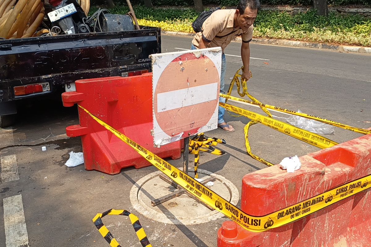 Tkp pekerja meninggal saat mengerjakan proyek jaringan distribusi air bersih di depan TMII. Foto : Ist