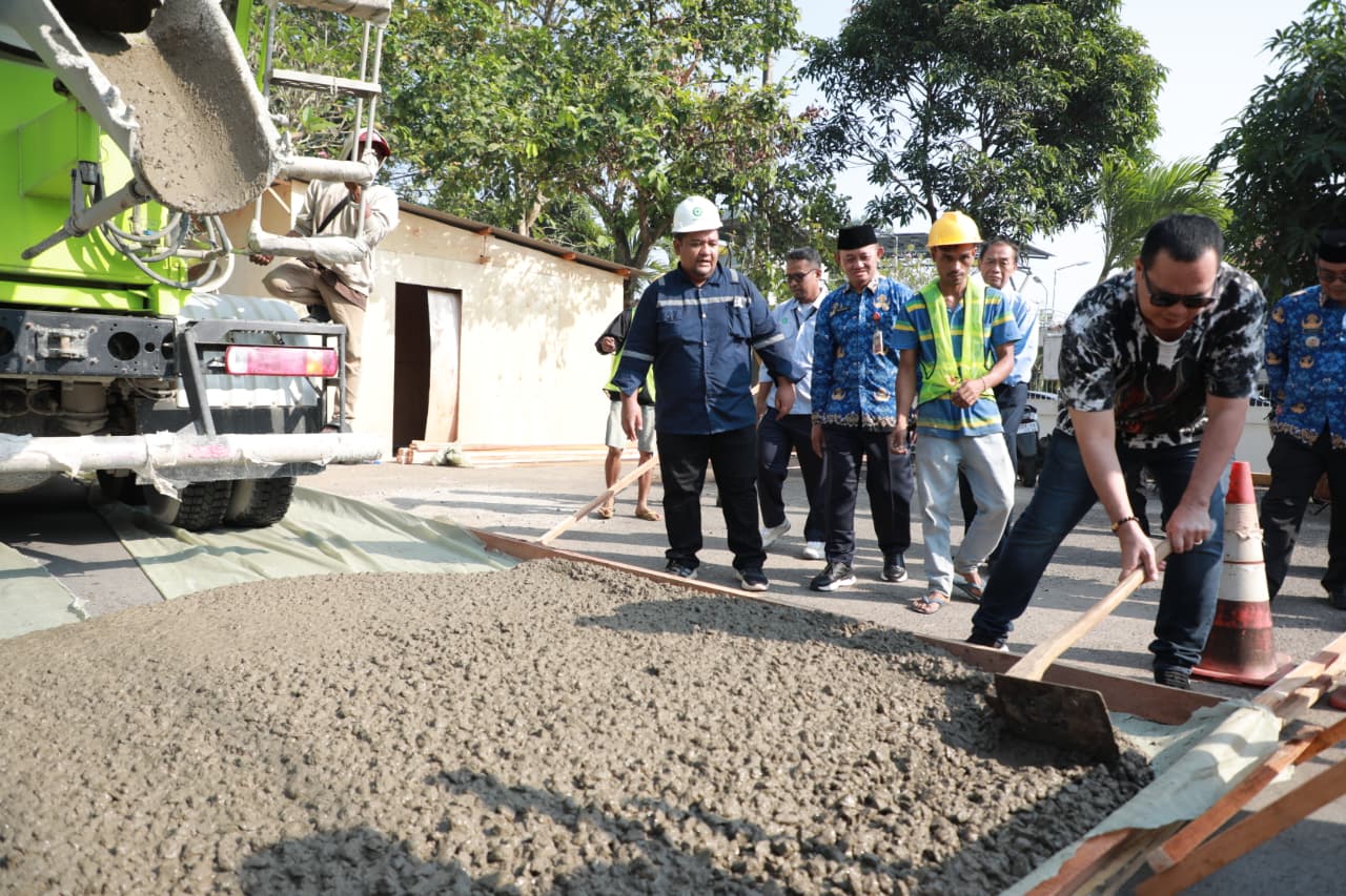 Wali Kota Serang, Budi Rustandi saat meninjau pembangunan jalan beton melalui program CSR PT Saubahtera Sejahtera di  Kecamatan Kasemen, Rabu (17/6/2026).(Istimewa)