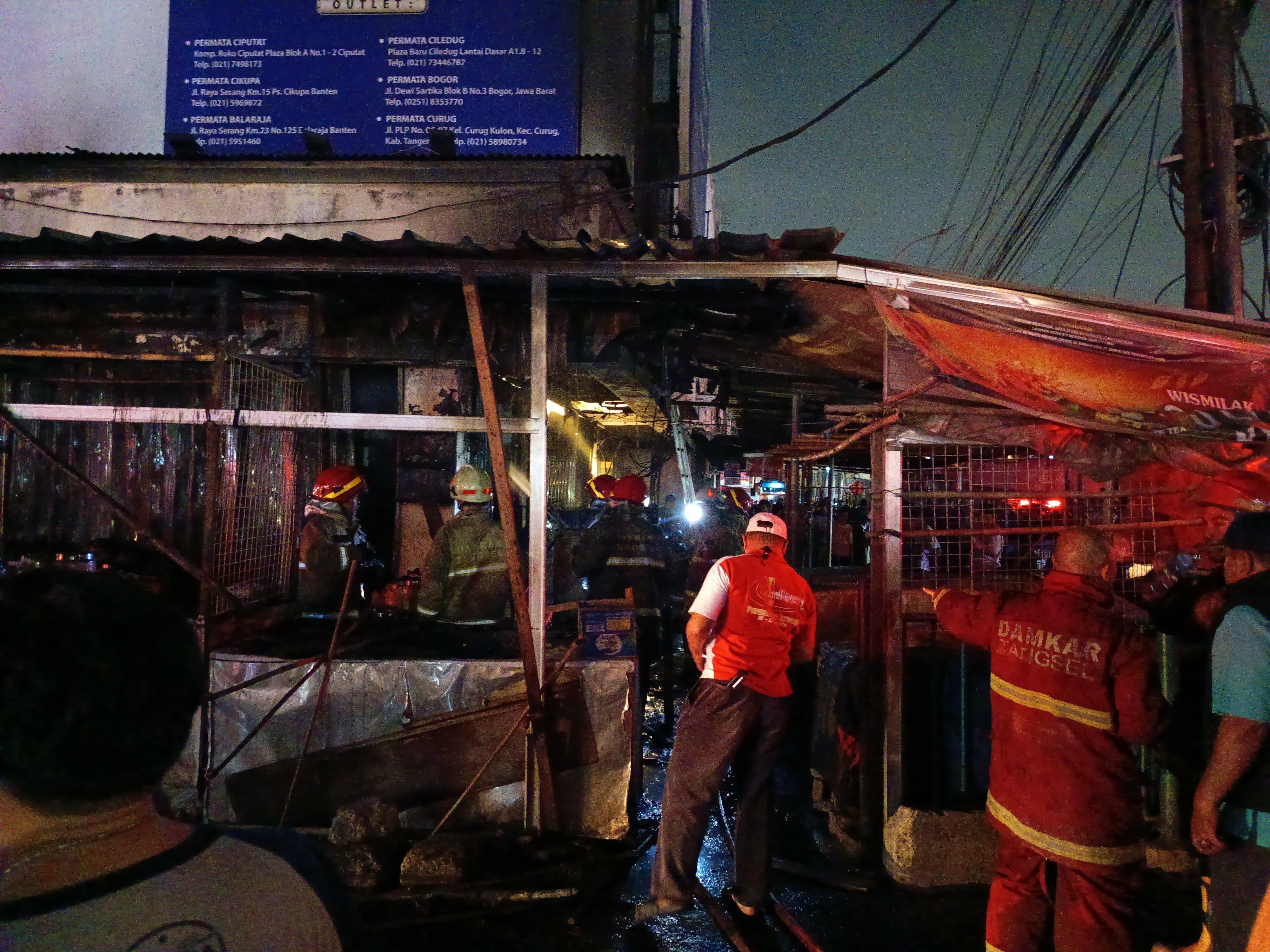 Kebakaran menghanguskan sebuah toko kue di kawasan Pasar Ciputat, Cipayung, Kecamatan Ciputat, Rabu (22/7). (Ist)
