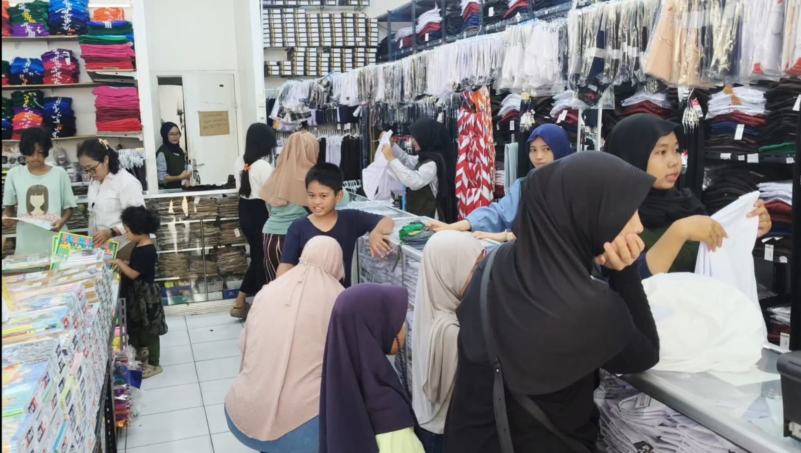 MUSIM SEKOLAH- Suasana salah satu toko pakaian sekolah mulai ramai jelang masuk sekolah.