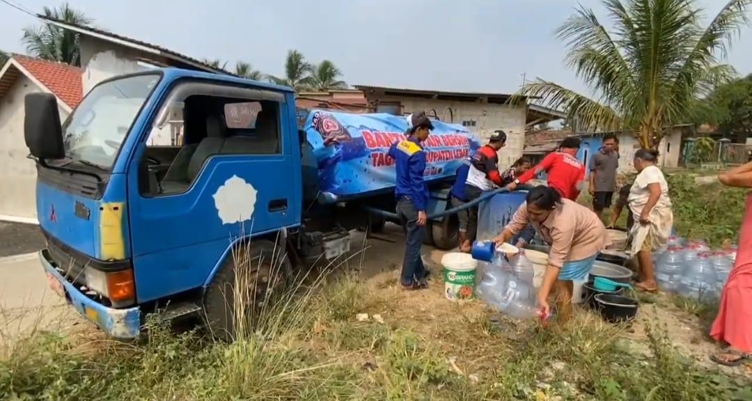 Puluhan warga di Desa Cibuah, Kecamatan Warunggunung, Kabupaten Lebak, sedang berebut bantuan air bersih yang disalurkan Tagana Lebak, Minggu (19/7). (DOK. TANGSEL POS)