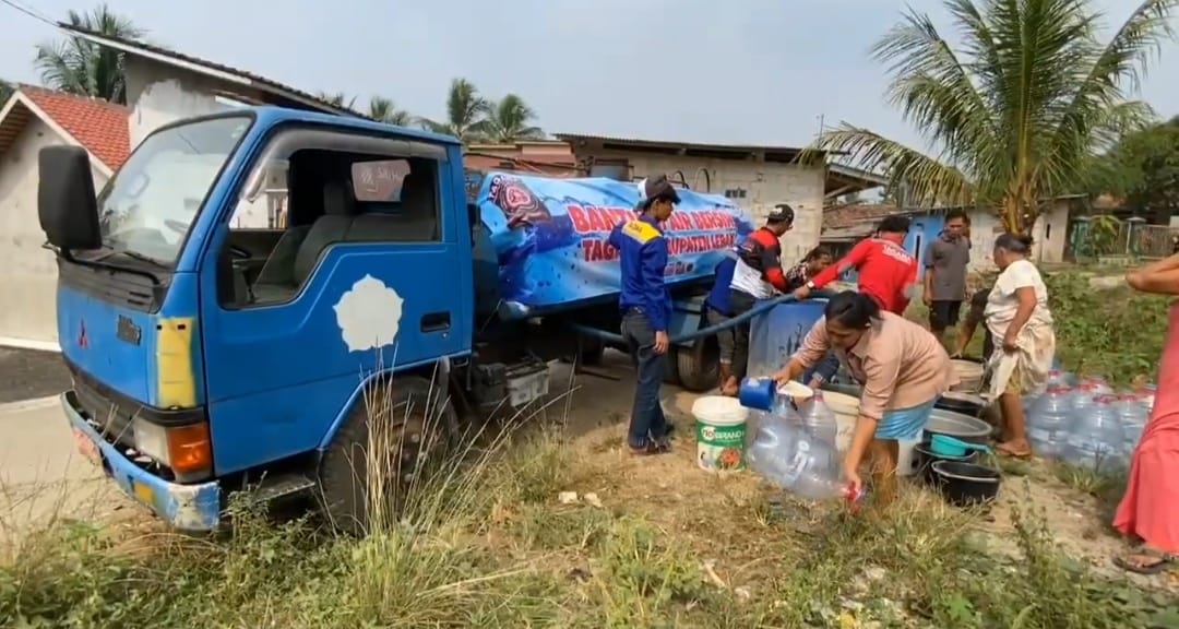 BEREBUT AIR BERSIH. Puluhan warga di Desa Cibuah, Kecamatan Warunggunung, Kabupaten Lebak, sedang berebut bantuan air bersih yang disalurkan Tagana Lebak, Minggu (19/7). (DOK. TAGANA LEBAK)