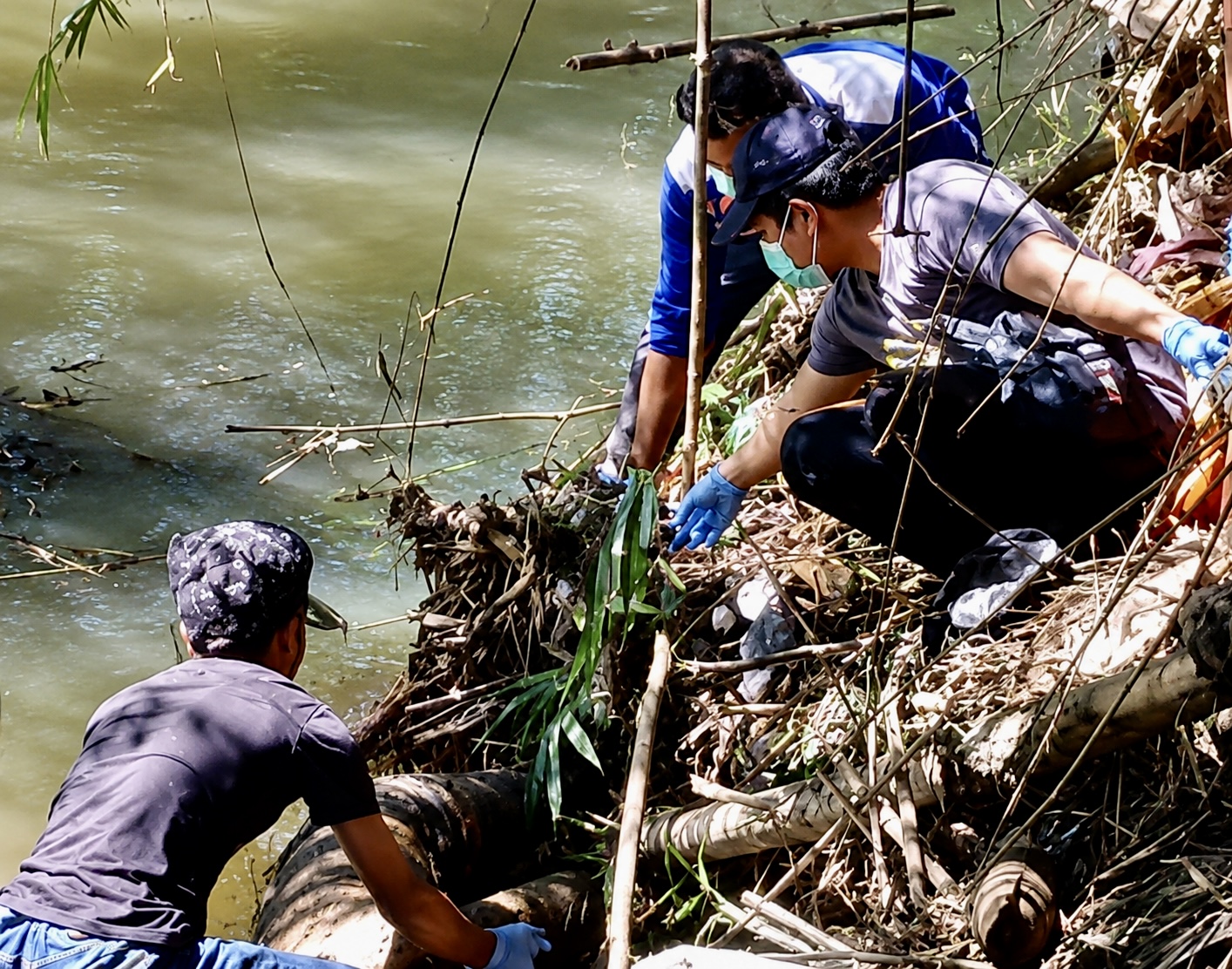 Personel Polsek Cimarga bersama Tim Inafis Polres Lebak, yang dibantu warga setempat, sedang melakukan evakuasi terhadap mayat tanpa identitas yang mengapung di Sungai Ciujung, Kabupaten Lebak, Rabu (1/7). (DOK ISTIMEWA)