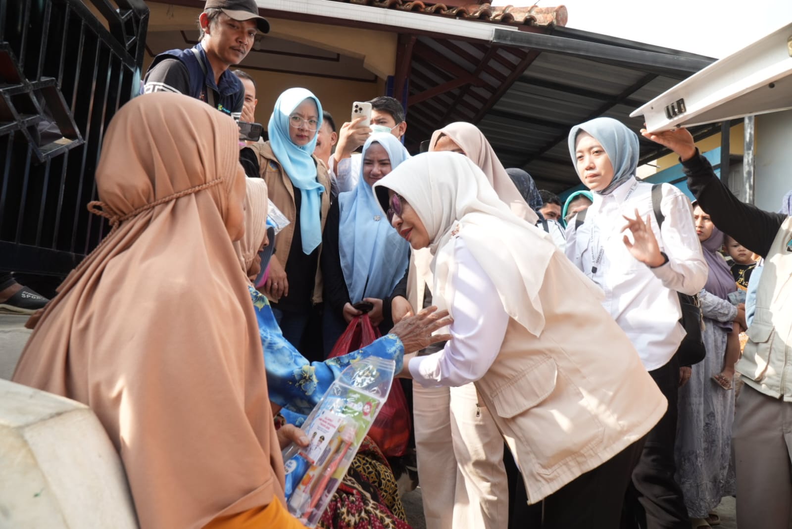 Bupati Pandeglang, Raden Dewi Setiani, saat meninjau langsung pelaksanaan CKG di Desa Kaduengang, Kecamatan Cadasari, Jumat (24/7/2026).(Istimewa)