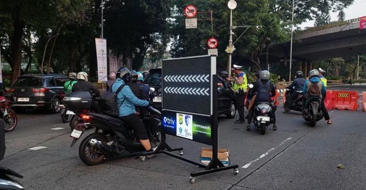 Penyekatan jalan depsn kantor Polda Metro Jaya. Foto : Ist