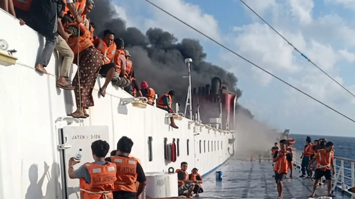 KM Mutiara Sentosa route Surabaya–Makassar  mengalami Kebakaran. Foto : Ist