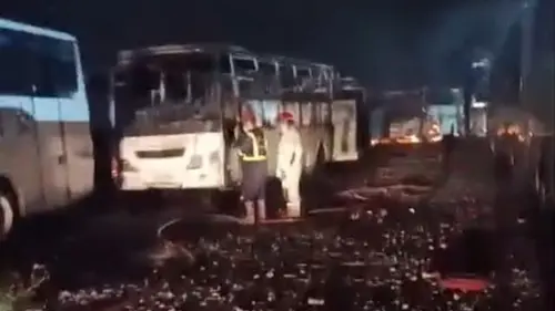 Kebakaran melanda pol Bus Sinar Jaya di Bekasi pada Selasa (18/8/2026) dini hari. Foto : Ist