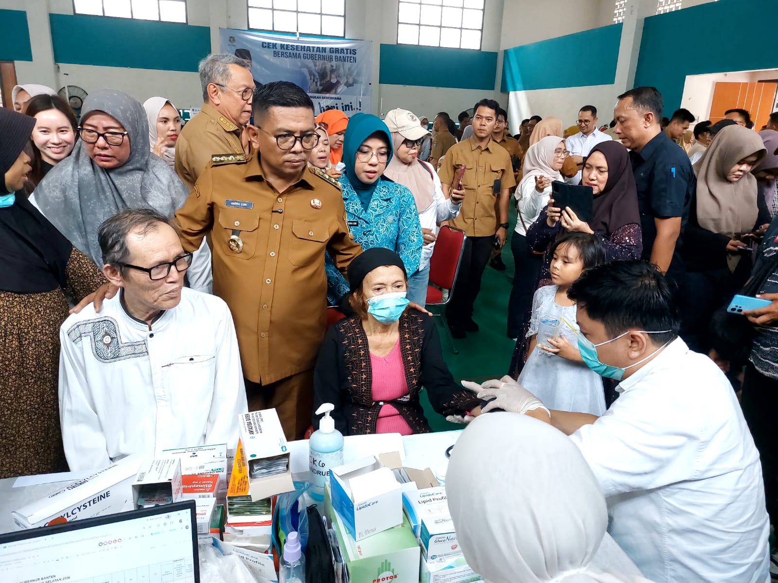 CEK KESEHATAN. Gubernur Banten, Andra Soni bersama Wali Kota Tangsel Benyamin Davnie saat menyapa warga yang tengah memeriksakan kesehatannya di Pondok Aren