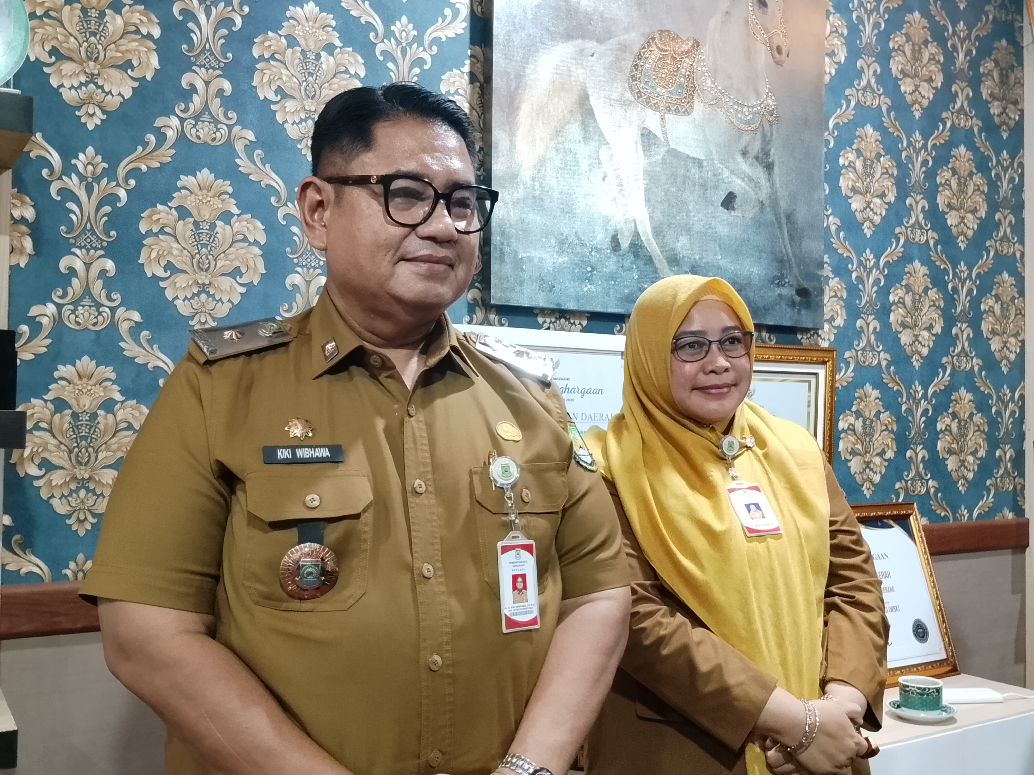 PENJELASAN MEDIA: Kepala Bapenda Kota Tangerang Kiki Wibhawa didampingi Sekretaris Bapenda menyampaikan keterangan pers. ISTIMEWA