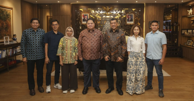 Menko Perekonomian Airlangga Hartarto (tengah) bersama Dirut Rakyat Merdeka Group Kiki Iswara (no 3 dari kanan) Direktur Rakyat Merdeka Group Ratna Susilowati (no 3 dari kiri) dan tim Rakyat Merdeka Group. Foto : RM