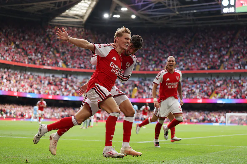 Selebrasi skuad Arsenal usai membobol gawang Man City. Foto : Ist