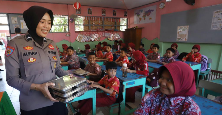Siswa SD menerima MBG di Kelurahan Paccerakkang, Kecamatan Biringkanaya, Makassar, Sulawesi Selatan. Foto ; Ist