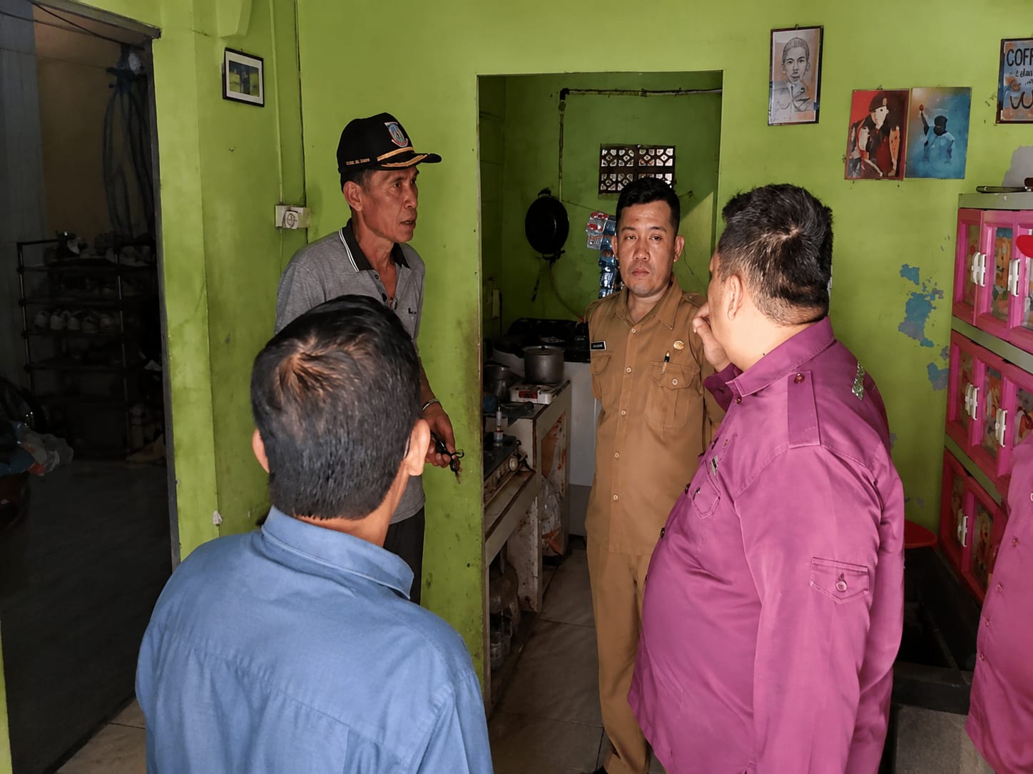BEDAH RUMAH. Ketua Baznas Kota Tangsel, Mohamad Subhan saat mengunjungi kediaman Hasan yang rumah rusak akibat diterjang hujan deras.