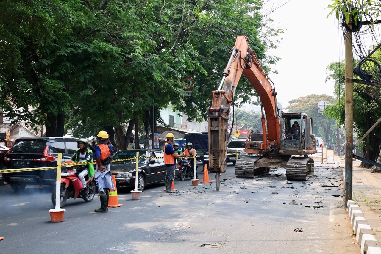 ALAT BERAT: Pengerahan alat berat untuk memulai konstruksi Jalan M Toha, Kecamatan Karawaci. ISTIMEWA