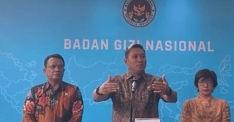 Kepala BGN Sudaryono (tengah) saat konferensi pers. Foto : Ist