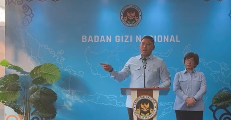 Kepala BGN Sudaryono bersama Wakil Kepala BGN Agustina Arumsari dalam konferensi pers di Kantor BGN, Jakarta, Jumat (7/8/2026). Foto : Ist