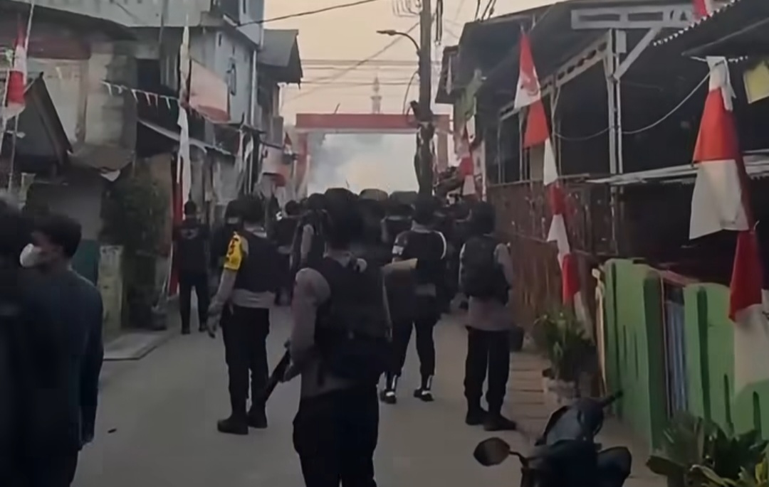 Aparat melakukan penggrebekan bandar Narkoba di Kampung Bahari, Jakarta Utara pada Kamis (13/8/2026). Foto : Ist