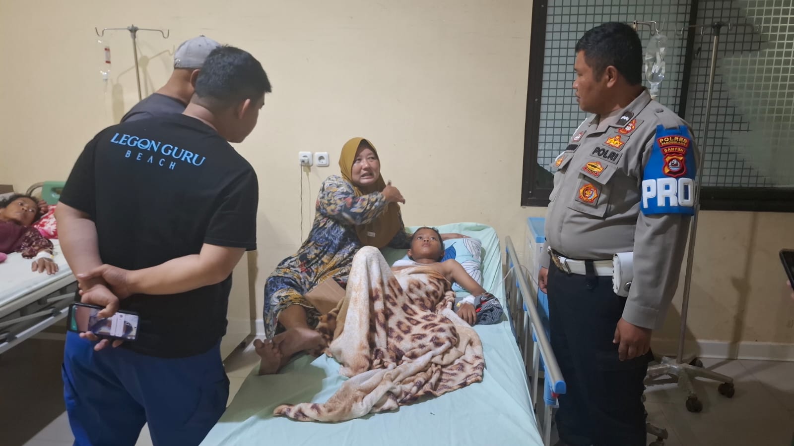 BERBARING LEMAS. Seorang bocah warga Kampung Popongo, RT/RW 001/001, Desa Sumberjaya, Kecamatan Sumur, Kabupaten Pandeglang, yang menjadi korban terkaman buaya, sedang berbaring lemas saat mendapatkan perawatan di Puskesmas Sumur, Kamis (13/8). (ISTIMEWA)