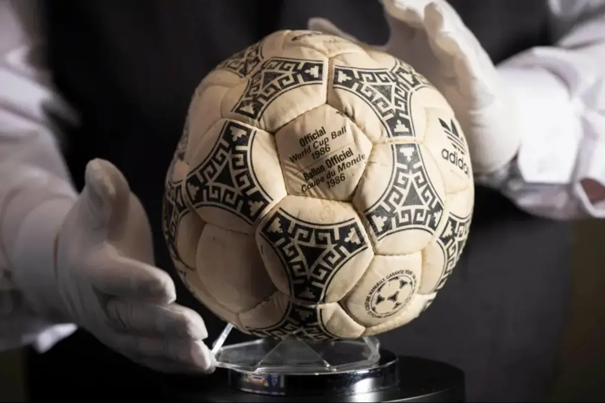 Bola tangan Tuhan Maradona terjual 60 juta. Foto : Ist