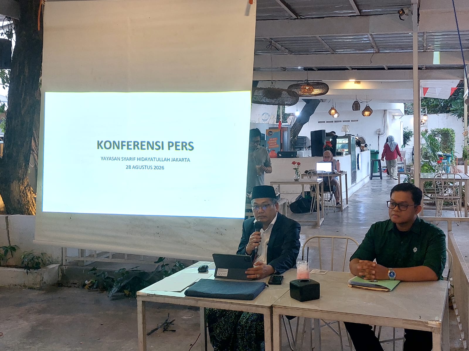 Ketua Yayasan Syarif Hidayatullah Jakarta, A Ilham Aufa saat konferensi pers di wilayah Pamulang, Jumat (28/8). (tangselpos.id)
