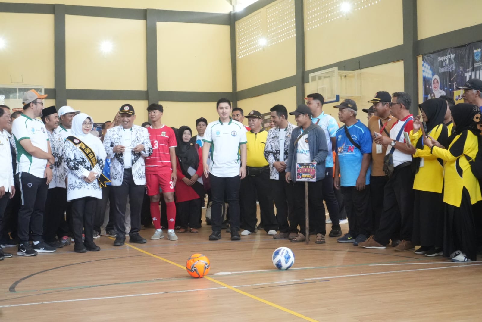 MENENDANG BOLA. Bupati Pandeglang, Raden Dewi Setiani bersama Ketua Koni Kabupaten Pandeglang, sedang siap-siap menendang bola, sebagai tanda membuka acara Turnamen Futsal Ibunda Guru, di GOR Cikupa Pandeglang, Rabu (26/8). (DOK. PROKOPIM SETDA PANDEGLANG)