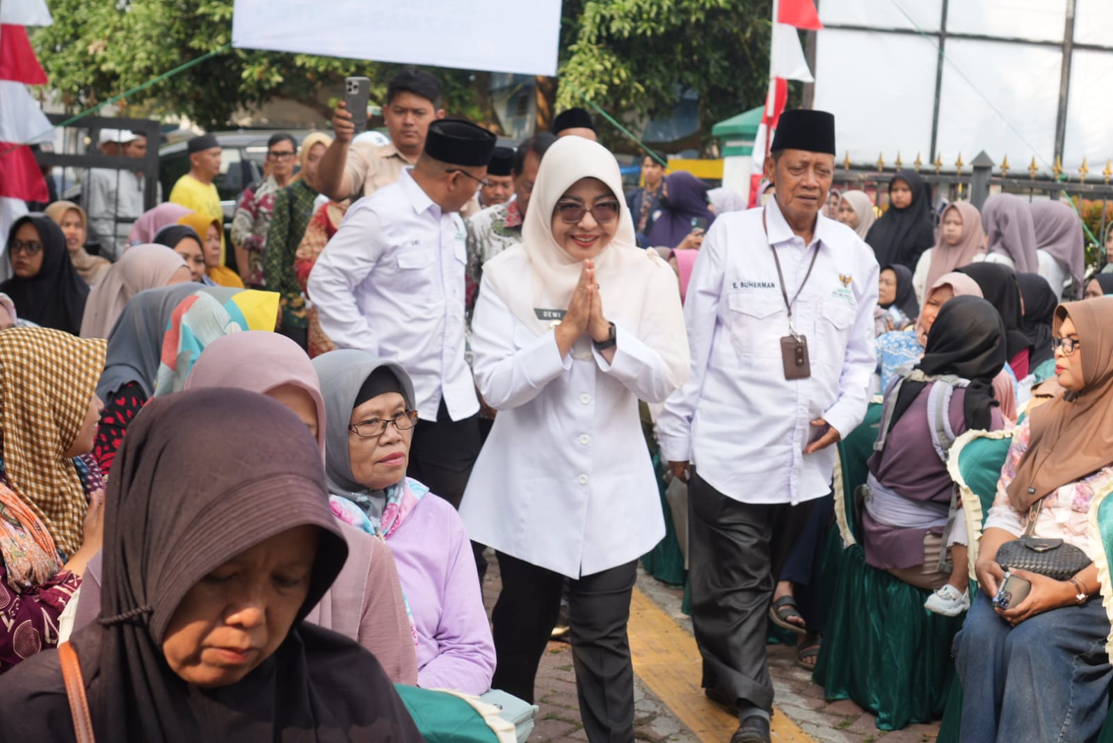 MENYAPA. Bupati Pandeglang, Raden Dewi Setiani, sedang menyapa masyarakat yang menghadiri rapat persiapan MPLS Sekolah Rakyat Terintegrasi 1 Pandeglang, di Gedung Serbaguna Sekolah Rakyat, Kecamatan Cadasari, Kabupaten Pandeglang, kemarin. (DOK. PROKOPIM SETDA PANDEGLANG)