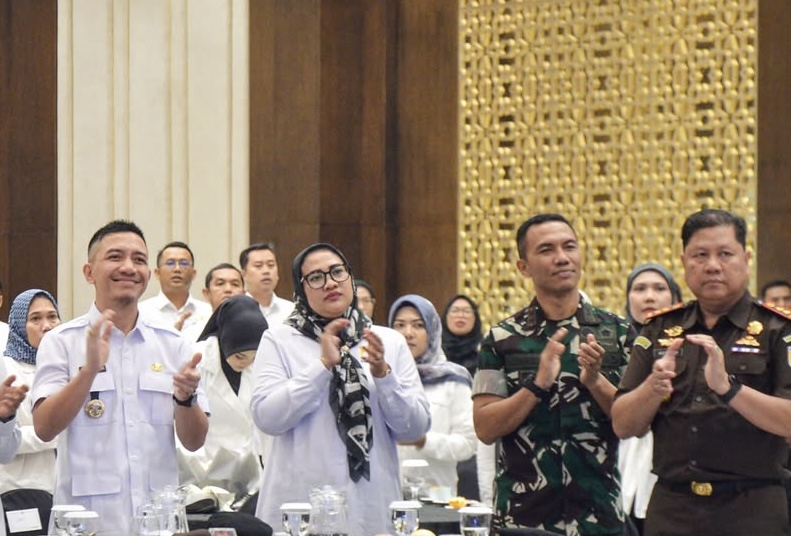 APPLAUSE. Bupati Lebak Moch. Hasbi Asyidiki Jayabaya, bersama jajaran lainnya, sedang memberikan applause atau tepuk tangan, saat pelantikan pengurus Kadin Kabupaten Lebak Masa Bakti 2026-2031, di Hotel Grand Keisya Rangkasbitung, Rabu (12/8). (DOK. PROKOPIM SETDA LEBAK)