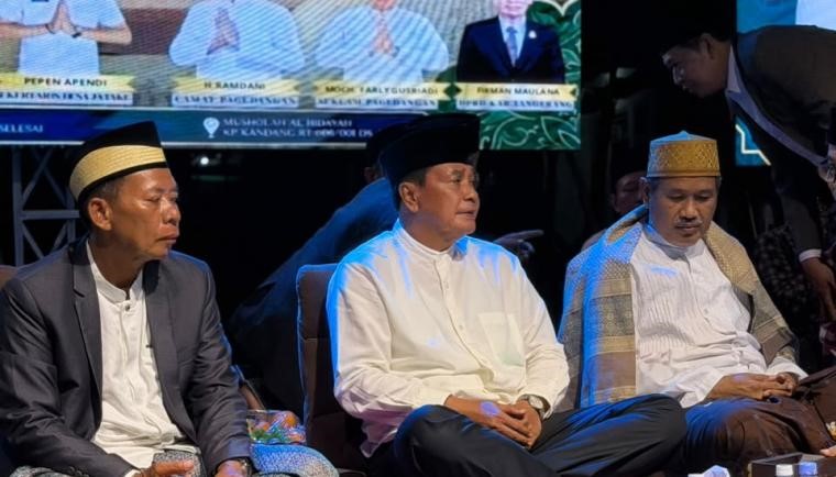 Bupati Tangerang Moch. Maesyal Rasyid menghadiri peringatan Maulid Nabi Muhammad SAW di Mushola Al Hidayah, Desa Jatake, Kecamatan Pagedangan, Jumat malam (7/8/26). Foto : Humas Pemkab Tangerang