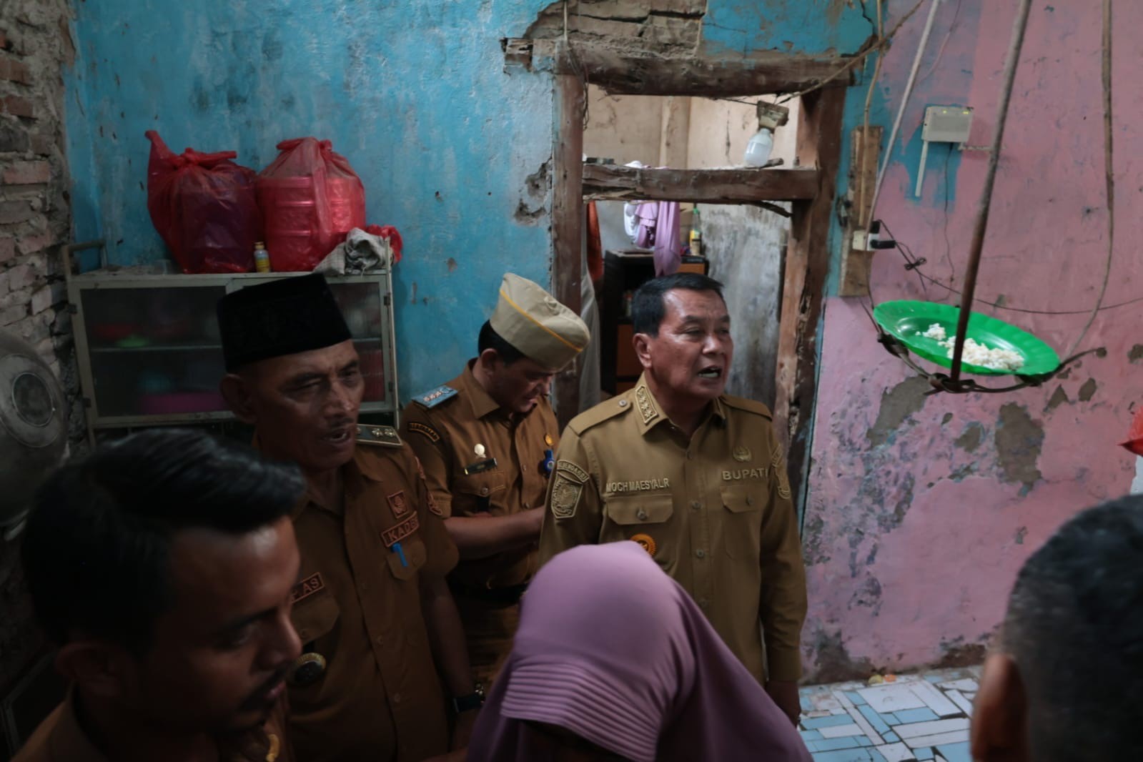 Bupati Tangerang Moch. Maesyal Rasyid saat meninjau rumah milik Ibu Laila di Kecamatan Gunung Kaler yang roboh akibat angin puting beliung. Foto : Humas Kab. Tangerang
