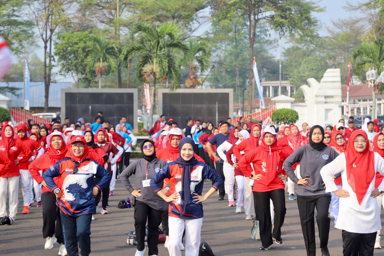 MERIAH. Bupati Serang Ratu Rachmatuzakiyah mengikuti Senam Bahagia dan berbagai perlombaan dalam rangka memeringati Hari Ulang Tahun ke-81 Republik Indonesia di Halaman Pendopo Bupati Serang pada Rabu (12/8). HUMAS PEMKAB SERANG