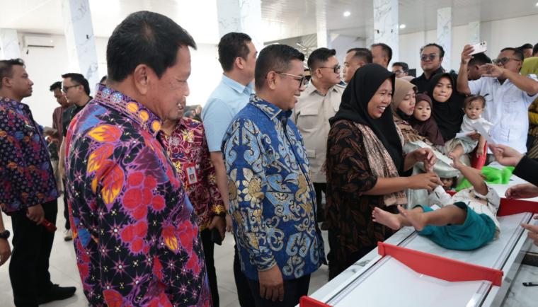 Bupati Tangerang Moch. Maesyal Rasyid bersama Gubernur Banten Andra Soni meninjau pelaksanaan Cek Kesehatan Gratis (CKG), penanganan stunting, dan pemeriksaan TBC di Kecamatan Mauk, Kamis (27/8/2026). Foto : Humas Diskominfo Kab. Tangerang
