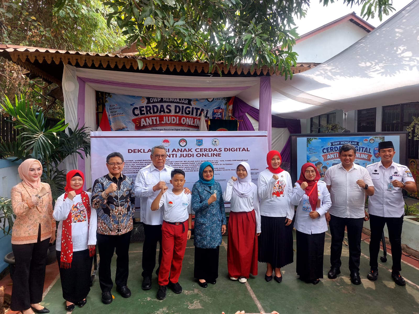 Wali Kota Tangsel Benyamin Davnie di SDN Cirendeu 03, Rabu (12/8). Foto : Ist