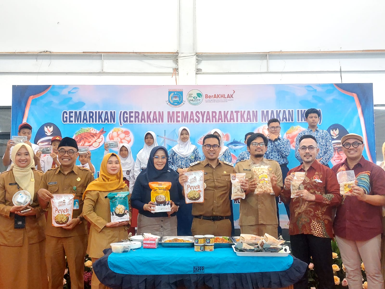 IKAN. Wakil Wali Kota Tangsel, Pilar Saga Ichsan dalam kegiatan sosialisasi Gerakan Memasyarakatan Makan Ikan (Gemarikan).