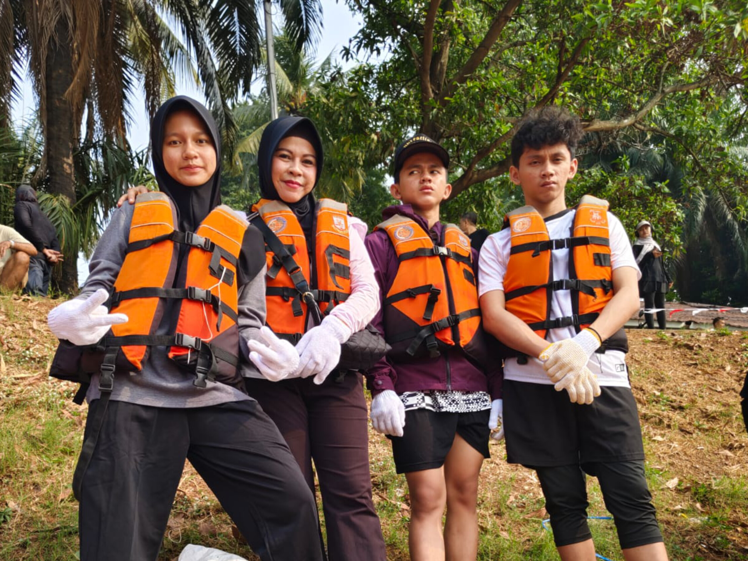 Fahira S. Qitarah, petugas termuda pengibaran Bendera Merah Putih raksasa di Danau Situ Gintung, Kelurahan Cirendeu, Kecamatan Ciputat Timur, Senin (17/8). (tangselpos.id/rmn)
