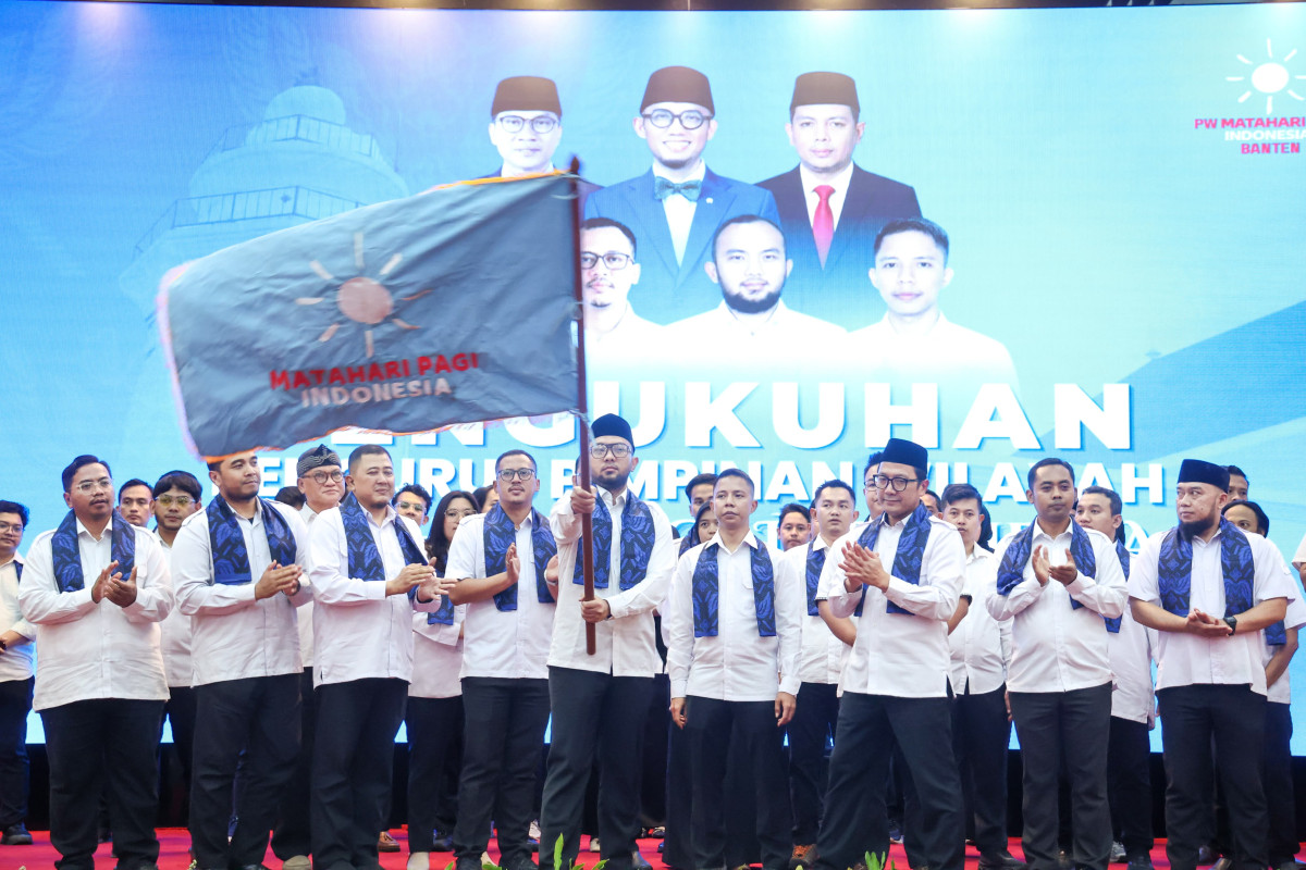 KIBARKAN PATAKA. Para Pengurus Pimpinan Wilayah (PW) Matahari Pagi Indonesia (MPI) Provinsi Banten, mengibarkan pataka MPI usai di kukuhkan, di Pendopo Gubernur Banten, KP3B, Kota Serang, Sabtu (8/8). (DOK. BIRO ADPIMPRO BANTEN)