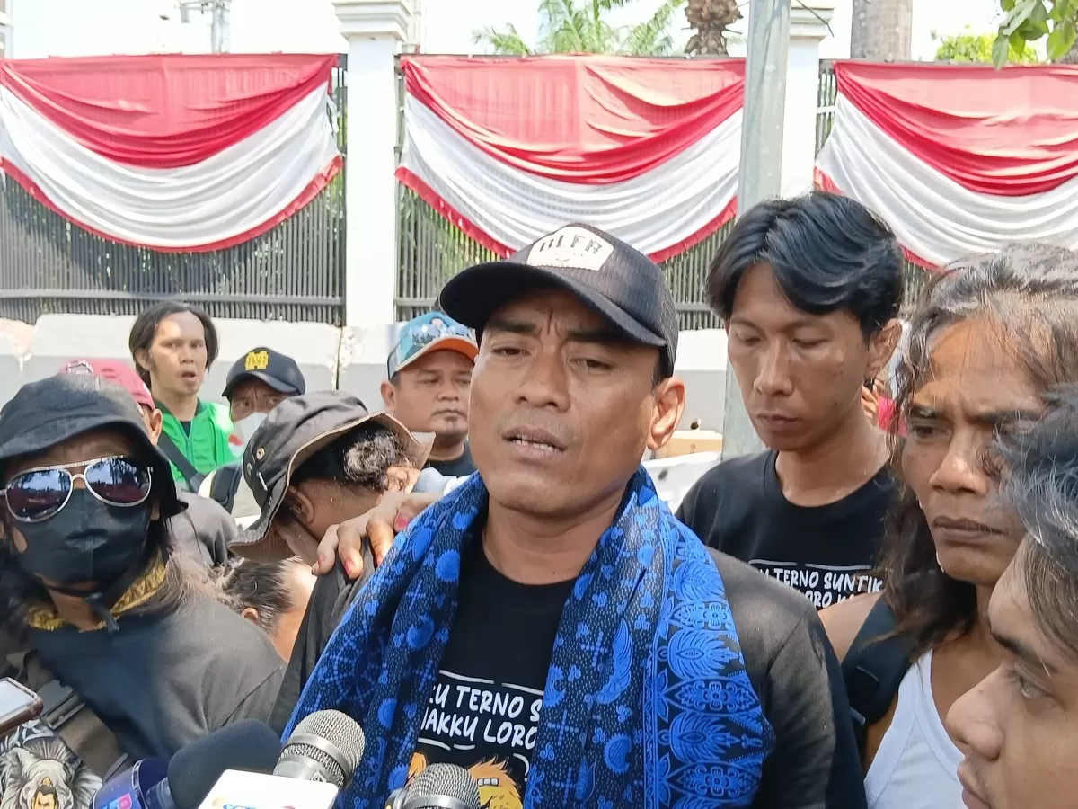 Supriyono alias Botok menjadi sorotan di tengah aksi Aliansi Masyarakat Pati Bersatu (AMPB) di depan Gedung DPR RI, Jakarta, Kamis (27/8/2026). Foto : Isty