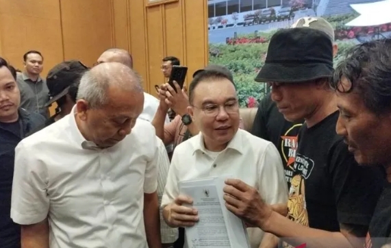 Wakil Ketua DPR Sufmi Dasco Ahmad bersama Cucun Ahmad Syamsurijal dan Saan Mustopa menerima Aliansi Masyarakat Pati Bersatu (AMPB) di Kompleks Parlemen, Senayan, Jakarta. Foto : Ist