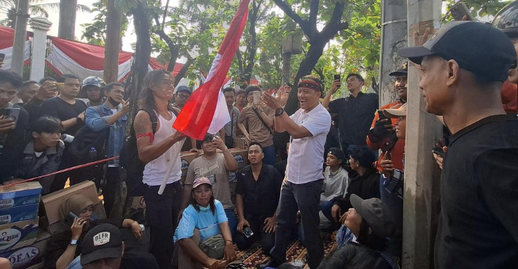 Sejumlah massa Aliansi Masyarakat Pati Bersatu (AMPB) berkumpul di depan Kompleks Parlemen, Jakarta pada Senin (24/8/26).. Foto : Ist