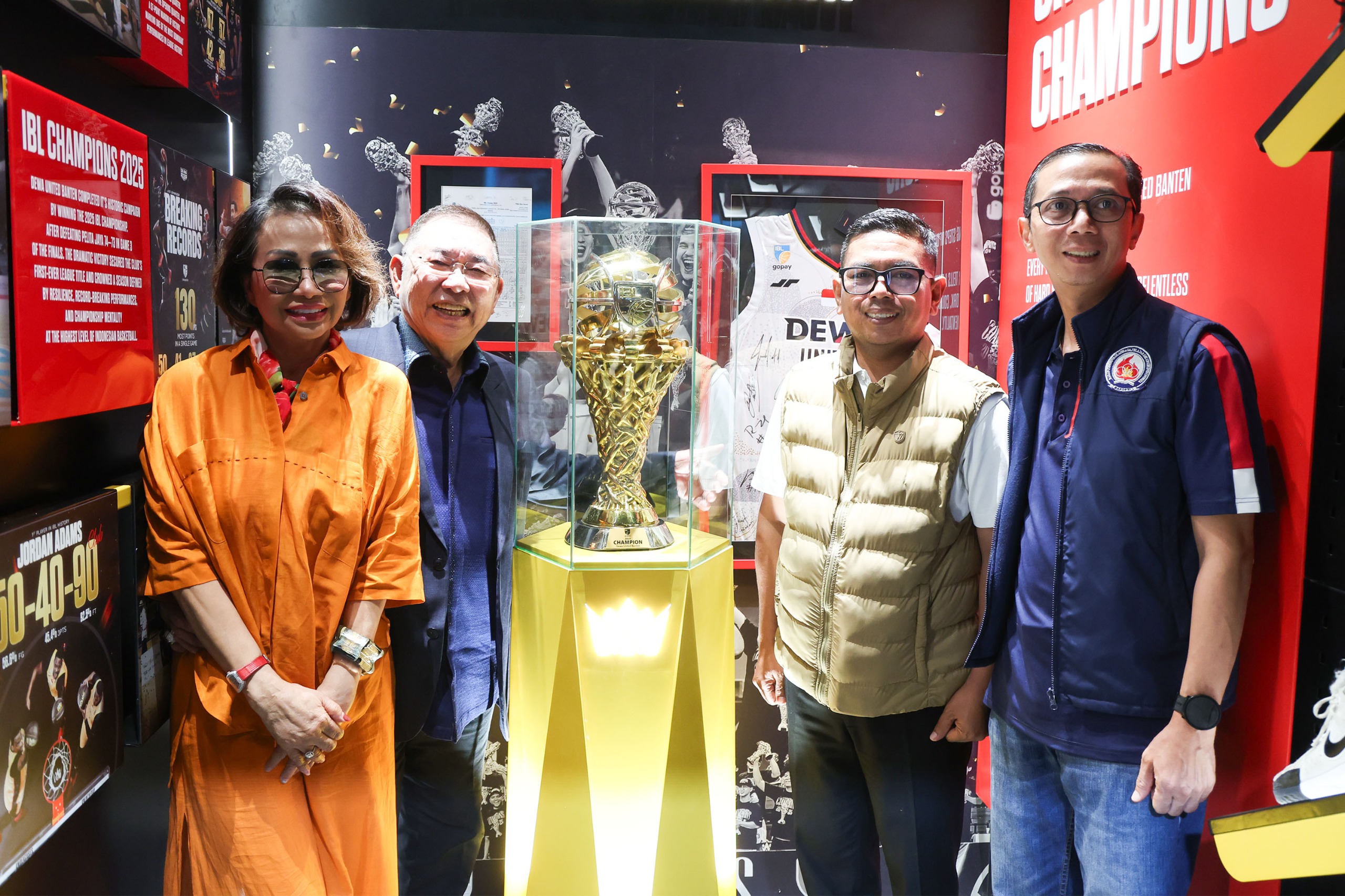 Gubernur Andra Soni saat berada di Dewa United Basketball Academy di Gading Serpong, Kabupaten Tangerang, Sabtu (8/8/2026). Humas Prov