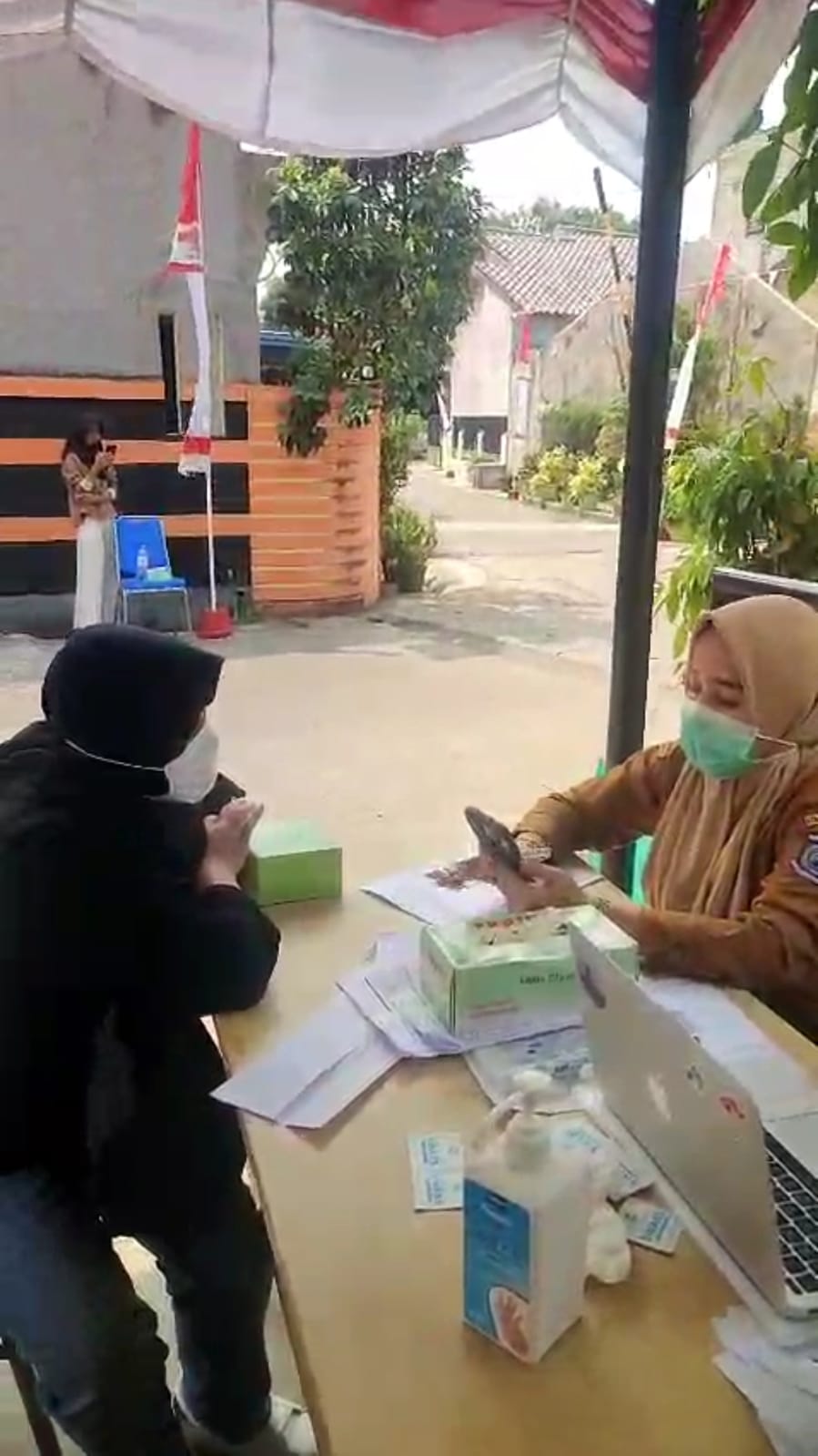 SKRINING TBC. Petugas kesehatan saat melakukan skrining penyakit TBC ke sejumlah warga. Foto : Ist