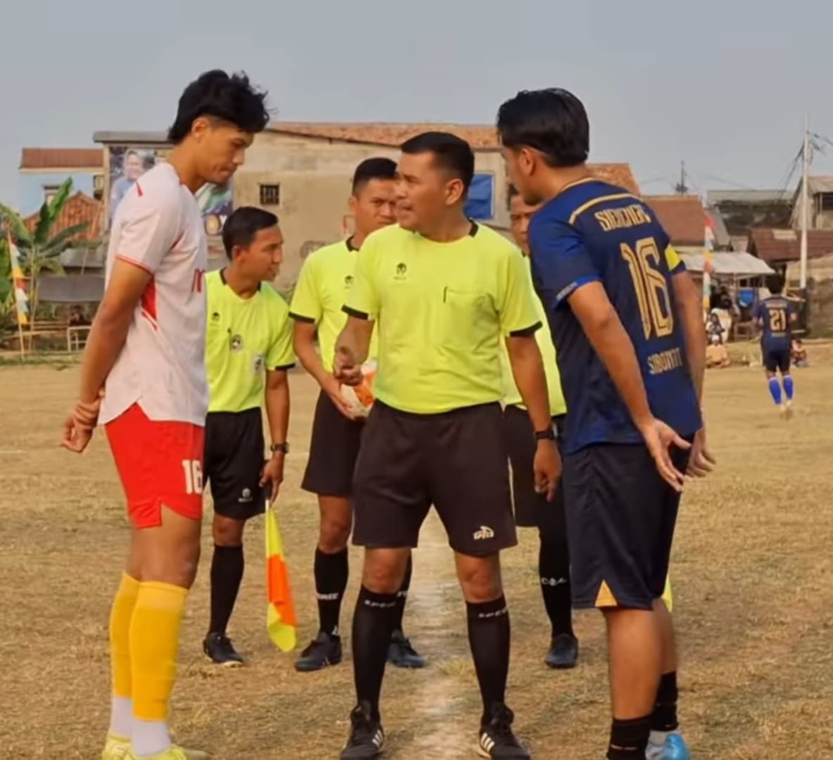 Direktur Departemen Wasit Askot PSSI Tangsel, M Nas ketika bertugas memimpin pertandingan di sebuah ajang tarkam.(Ist)