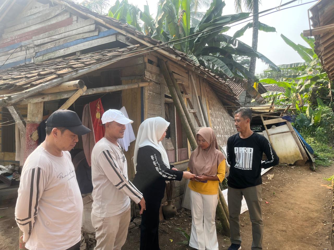 BERI BANTUAN. Ketua DPRD Kabupaten Pandeglang, Tb. Agus Umam beserta Anggotanya, Tb Udi Juhdi, Sri Widayanti, dan Jay Suryadhi, menyerahkan bantuan kepada Yeni Farida pemilik rumah nyaris ambruk, di Kampung Caringin Lor, Desa Caringin, Kecamatan Labuan, Kabupaten Pandeglang, Minggu, (9/8). (ISTIMEWA)