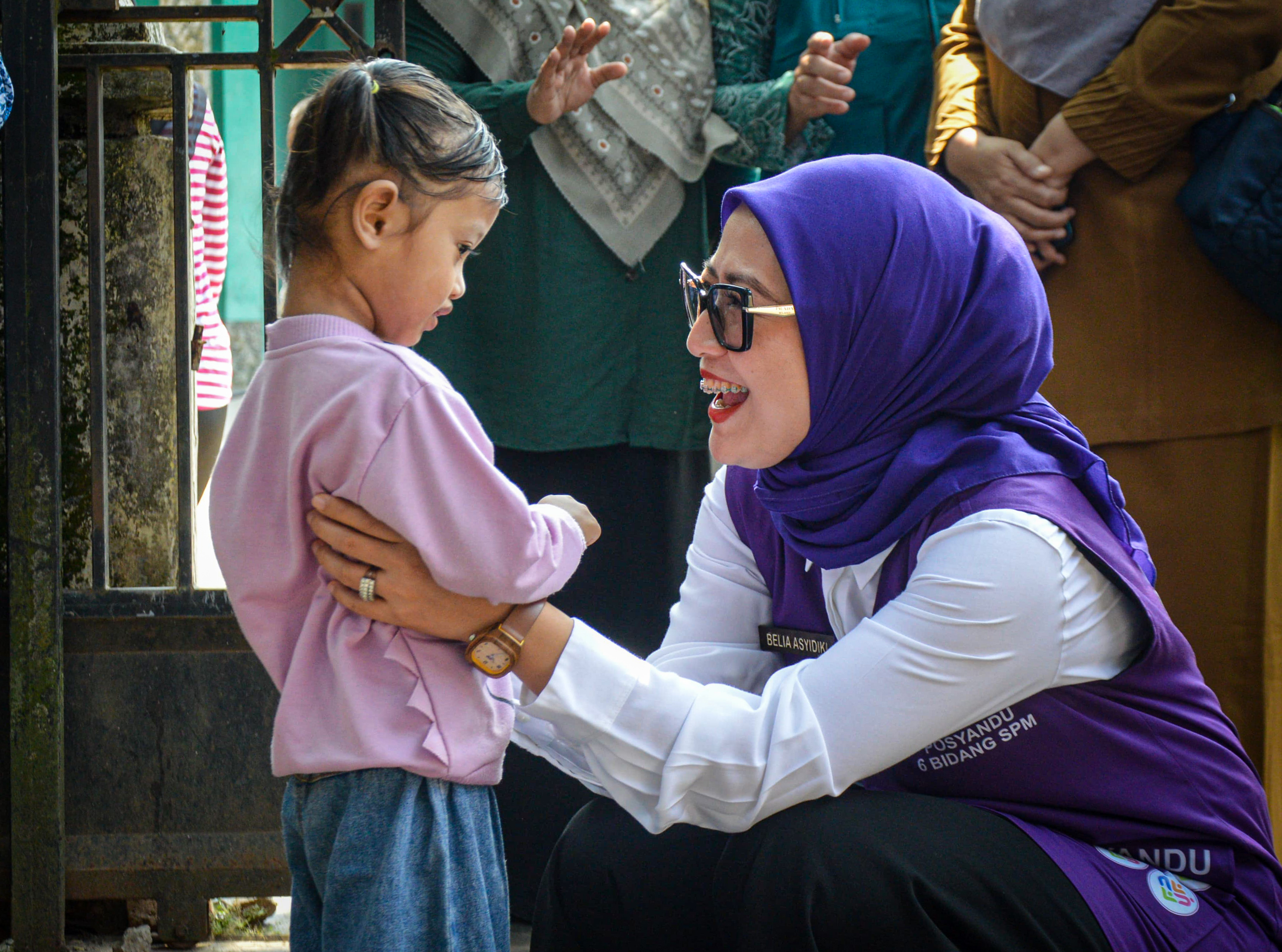 Ketua TP-PKK Lebak, Belia Hasbi Asyidiki Jayabaya bercengkrama dengan anak asuhnya i Desa Curugpanjang, Kecamatan Cikulur, Jumat (7/8/2026).(Istimewa)
