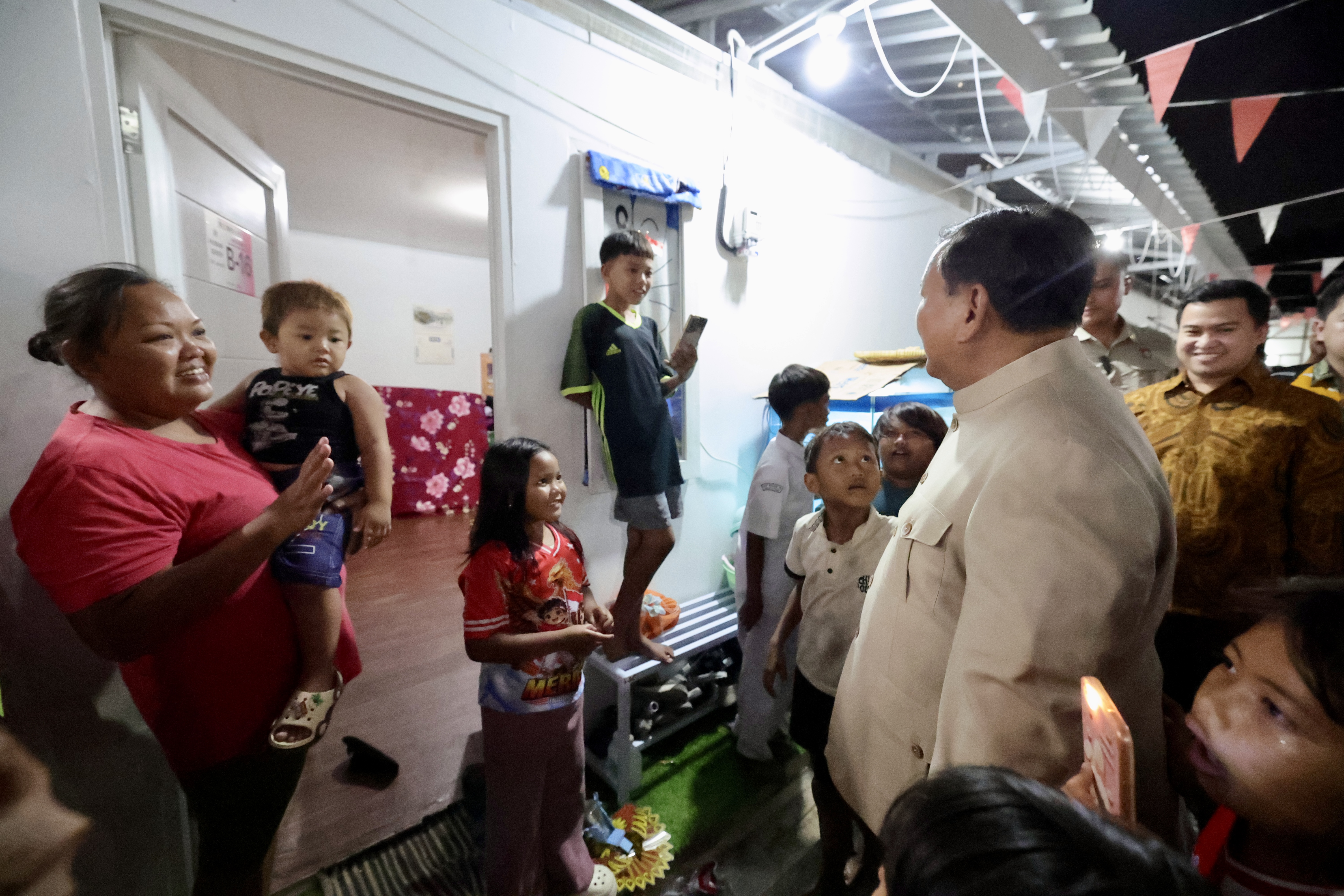 Presiden Prabowo saat meninjau Hunian Senen. Foto : Ist