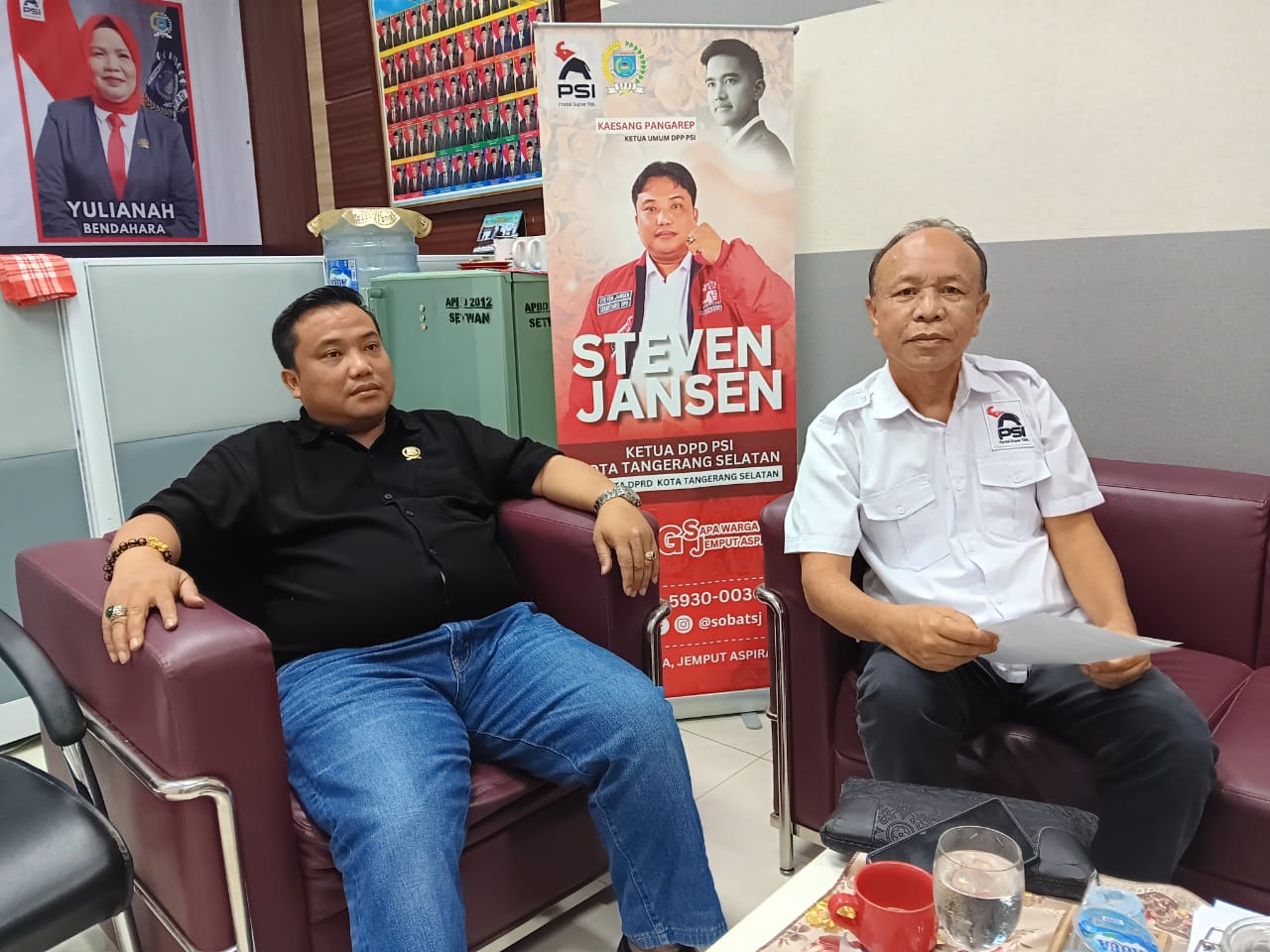 KRITISI ANGGAran-  Anggota DPRD Kota Tangsel dari Fraksi PSI Alexander Prabu dan Steven Jansen berikan tanggapan terkait dengan anggaran perubahan.