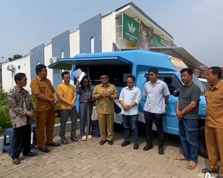 SAPUJAGAT.  Tim SAPUJAGAT (Selalu Peduli dan Jaga Pendapatan) Kecamatan Kasemen, Kota Serang turun langsung dari rumah ke rumah melayani pembayaran PBB-P2, Kamis (20/8). BANTEN POS