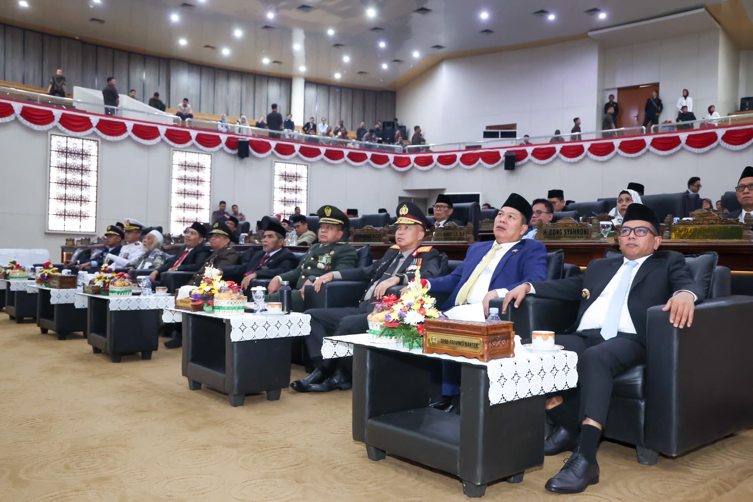 Gubernur Andra Soni (kiri) hadir pada Rapat Paripurna Istimewa DPRD Provinsi Banten. Foto : Humas Pemprov