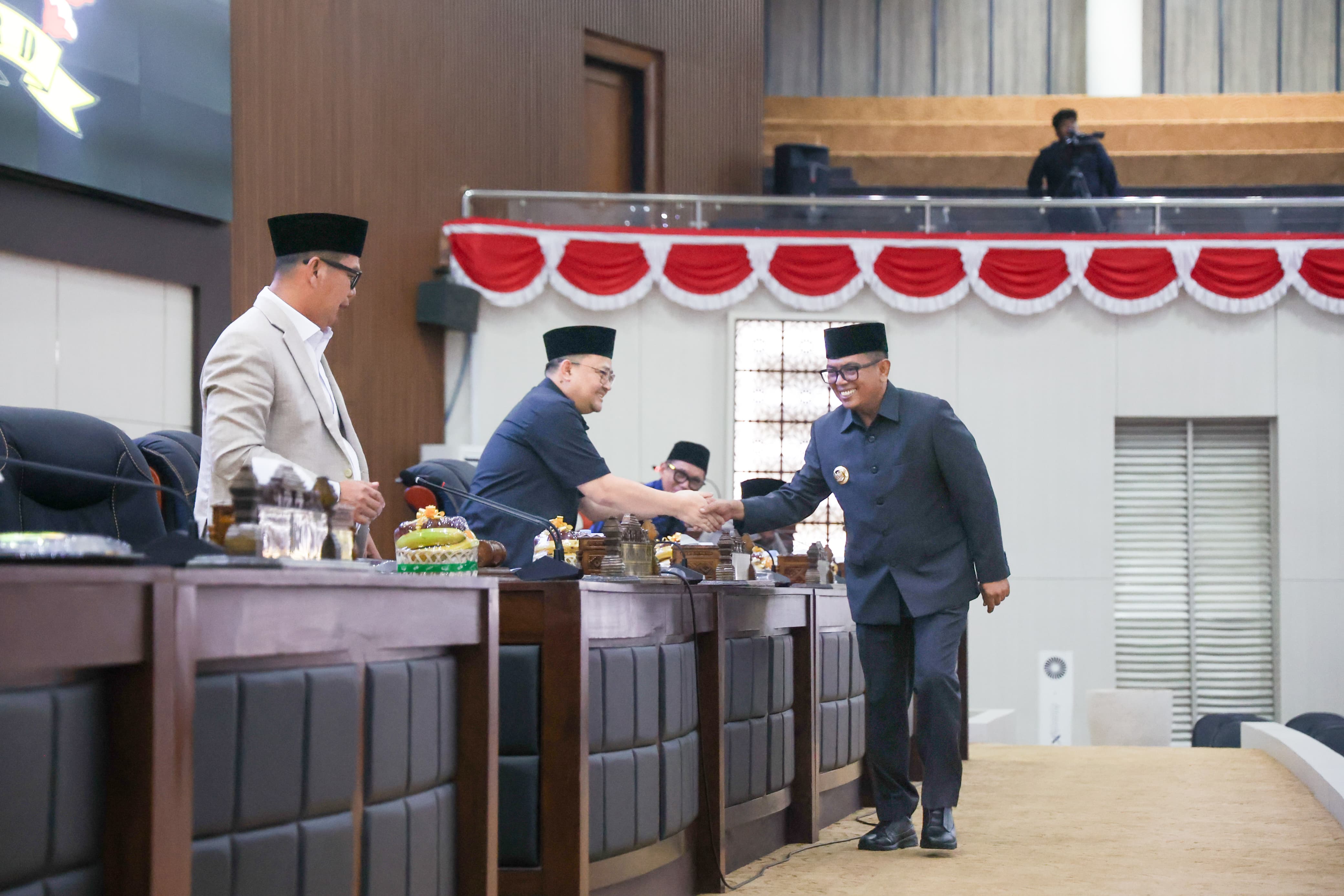 RAPAT PARIPURNA. Gubernur Banten Andra Soni dalam rapat paripurna terkait persetujuan 4 Raperda usul DPRD Banten, di gedung dewan setempat, Kota Serang, Selasa (11/8). BIRO ADPIM PEMPROV BANTEN