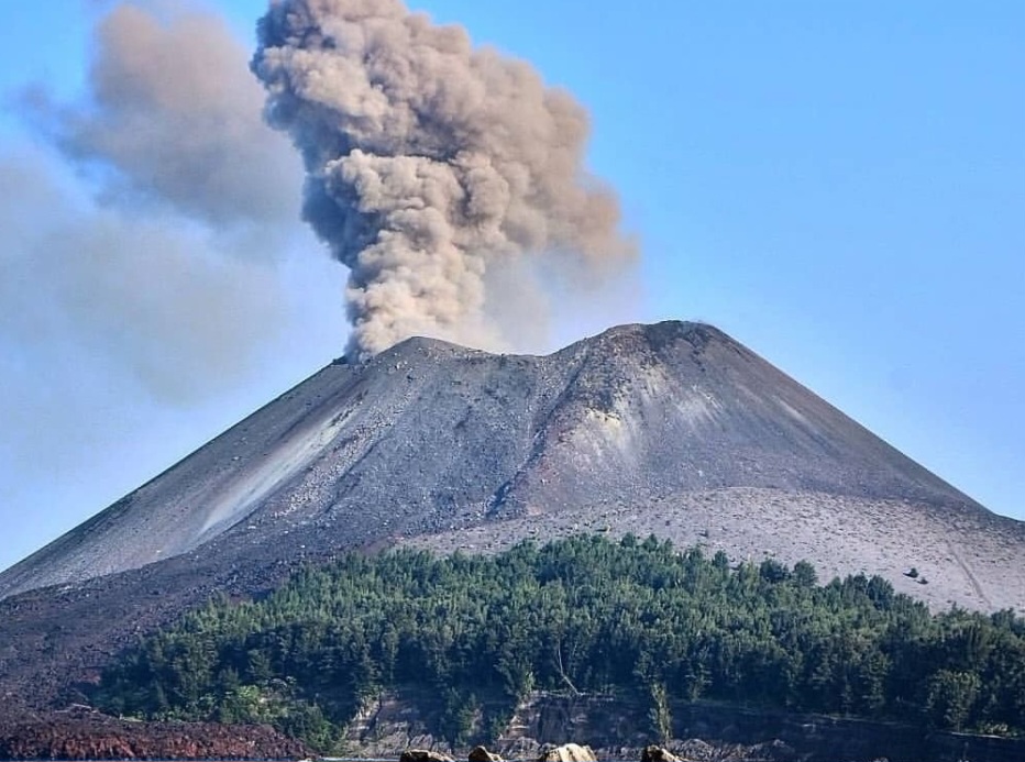 Aktifitas Gunung Anak Krakatau. Foto : Ist