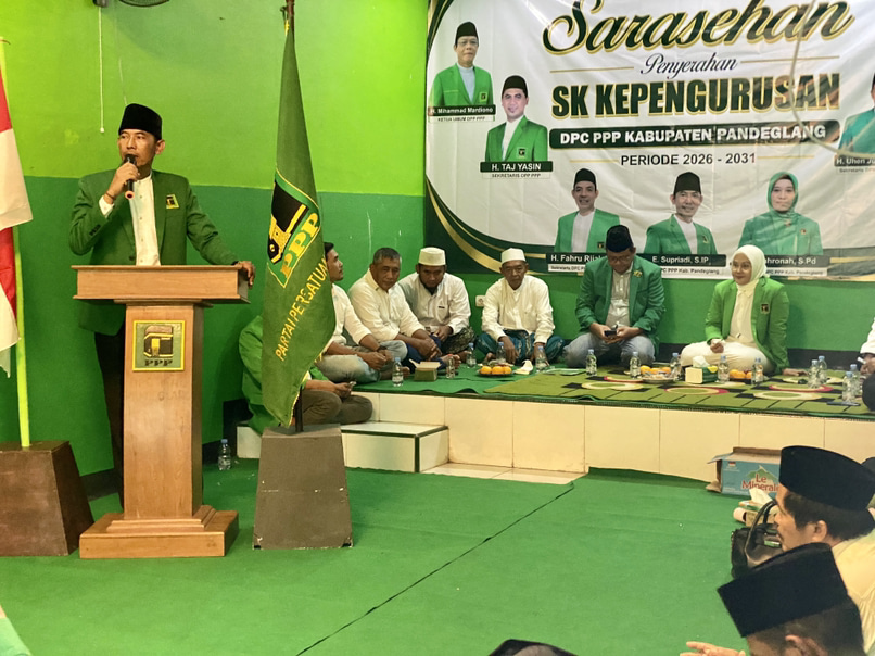 SARASEHAN PENYERAHAN SK. Ketua DPC PPP Pandeglang E. Supriadi, sedang memberikan sambutan, pada acara sarasehan penyerahan SK Kepengurusan DPC PPP Kabupaten Pandeglang periode 2026-2031, yang diserahkan oleh Ketua DPW PPP Banten Neng Siti Julaiha, di Sekretariat DPC PPP Kabupaten Pandeglang, Selasa (4/8). (NIPAL SUTIANA/TANGSEL POS)